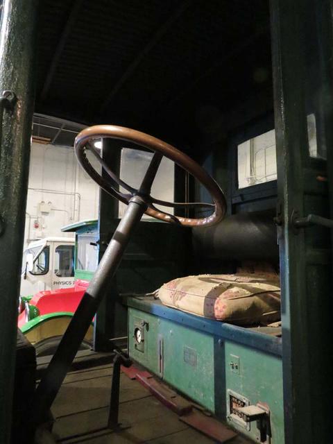 Interior de la cabina de la tractora Walker eléctrica.